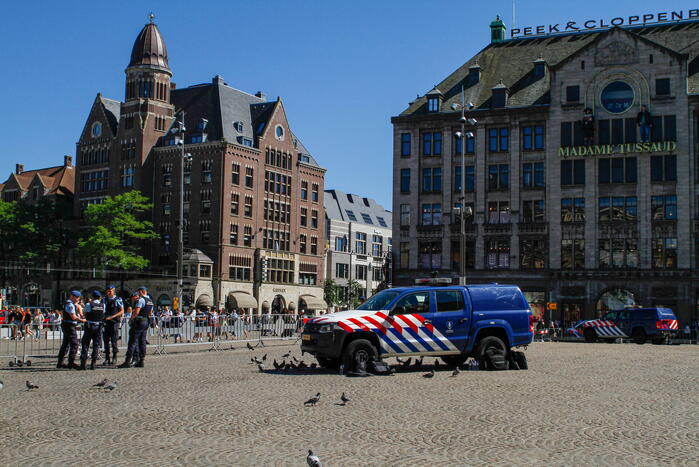 Veel politie en marechaussee bij Koninklijk Paleis