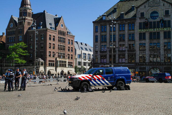 Veel politie en marechaussee bij Koninklijk Paleis