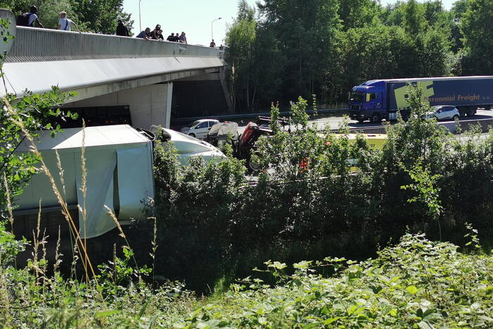 Snelweg afgesloten na ongeval met tractor