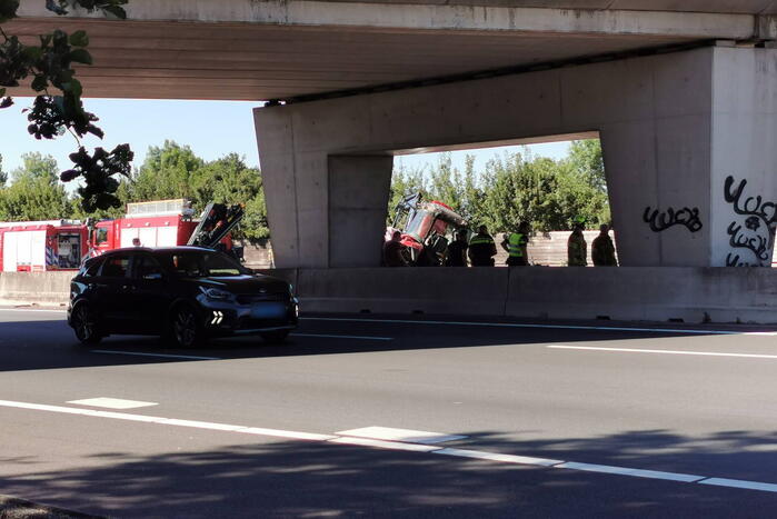 Snelweg afgesloten na ongeval met tractor