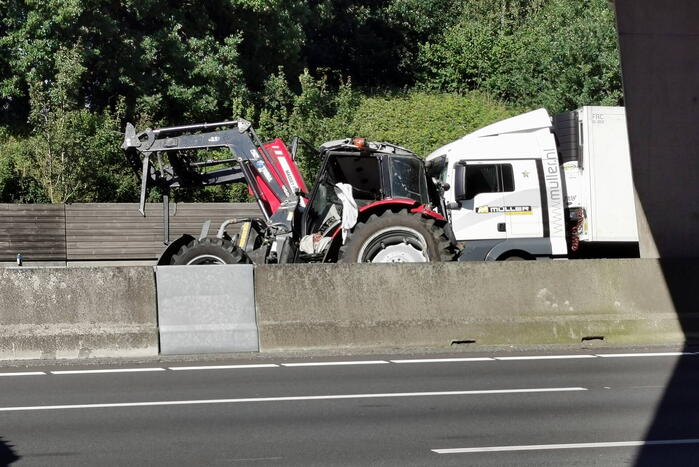 Snelweg afgesloten na ongeval met tractor