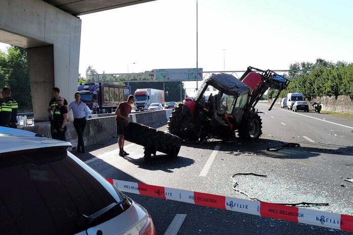 Snelweg afgesloten na ongeval met tractor