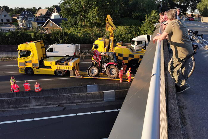 Snelweg afgesloten na ongeval met tractor