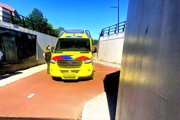 Twee fietsers botsen op fietspad