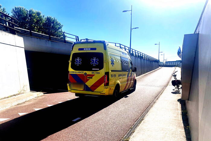 Twee fietsers botsen op fietspad