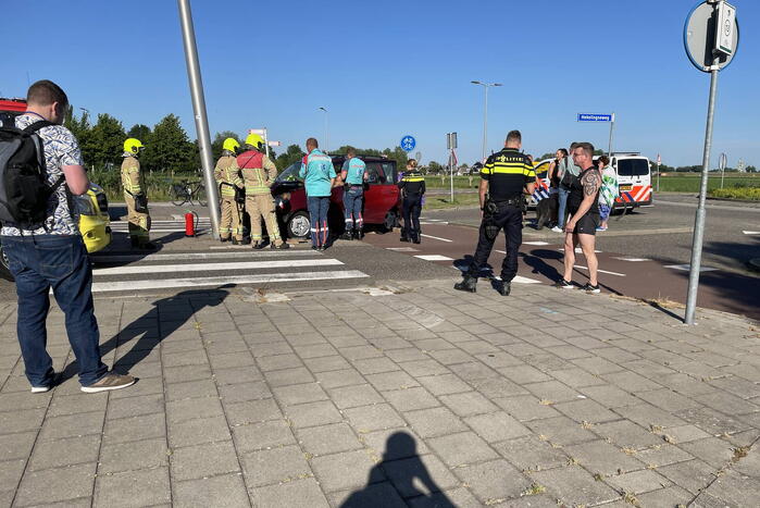 Auto vliegt uit de bocht en klapt tegen paal