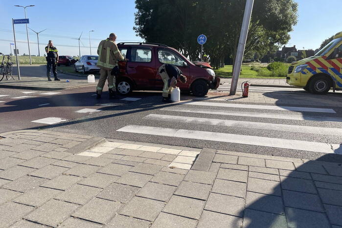 Auto vliegt uit de bocht en klapt tegen paal