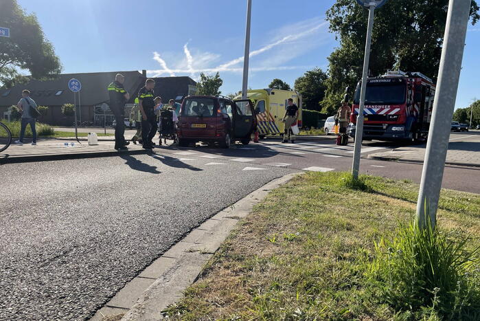 Auto vliegt uit de bocht en klapt tegen paal