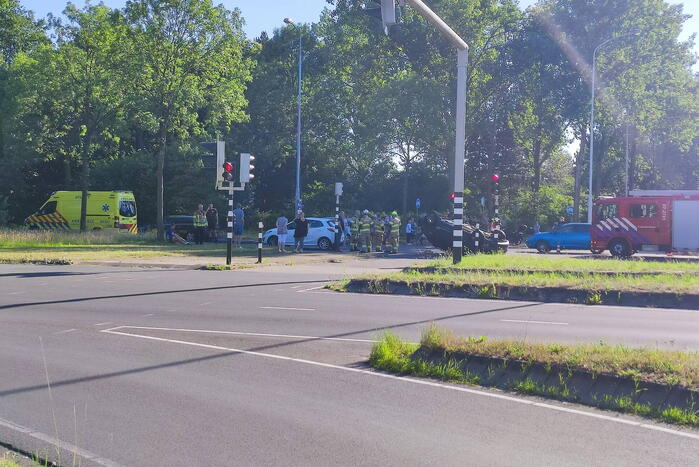 Auto slaat over de kop bij botsing