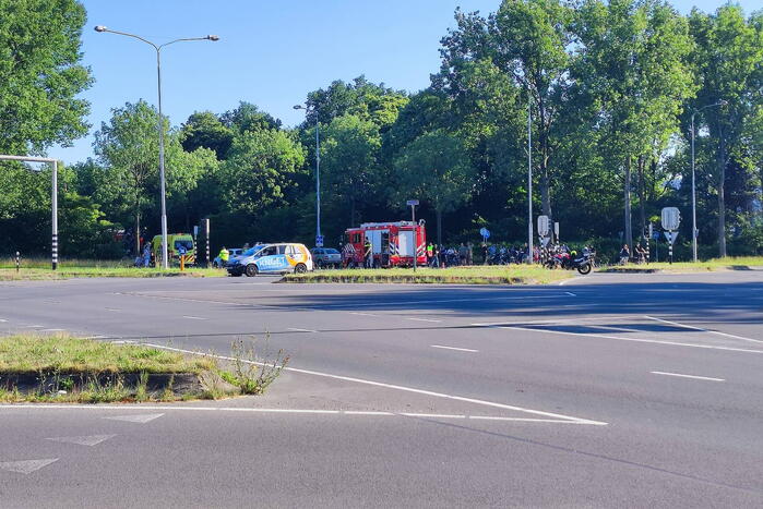 Auto slaat over de kop bij botsing