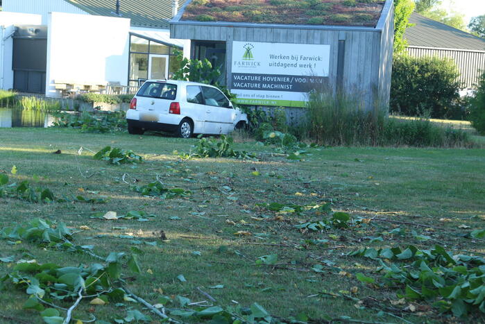 Automobilist raakt van de weg botst tegen tuinhuis
