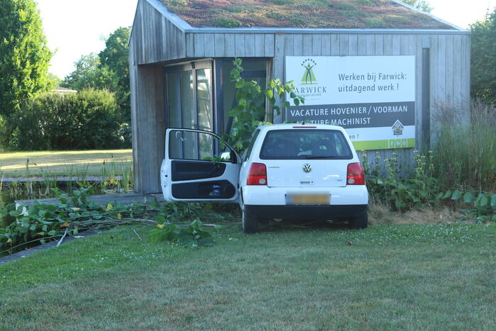 Automobilist raakt van de weg botst tegen tuinhuis