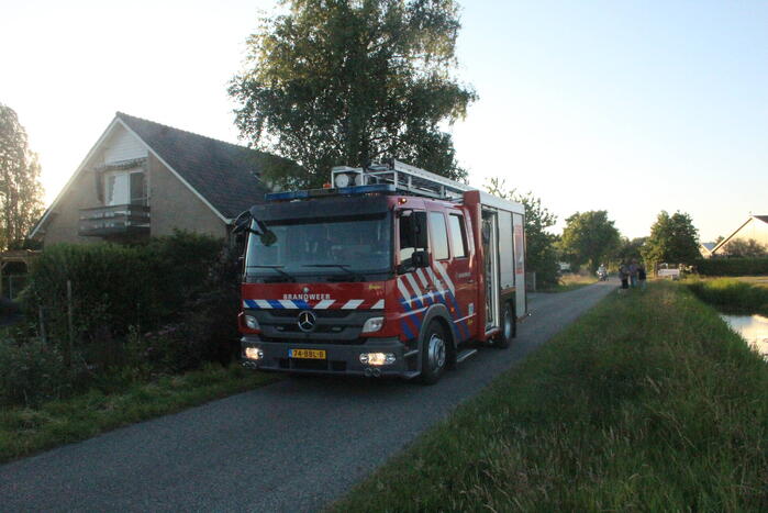 Auto midden in het veld verwoest vanwege brand