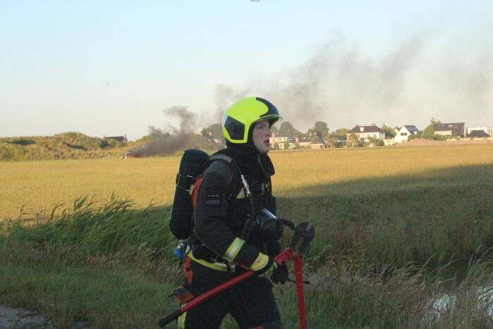 Auto midden in het veld verwoest vanwege brand