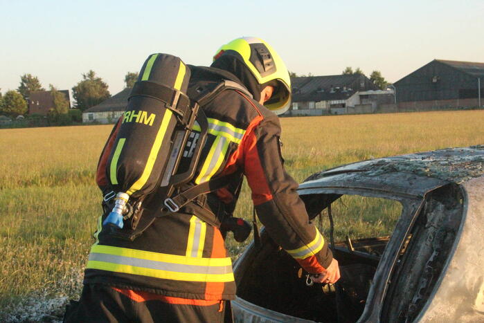 Auto midden in het veld verwoest vanwege brand