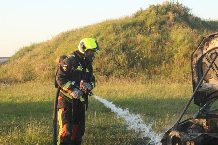 Auto midden in het veld verwoest vanwege brand