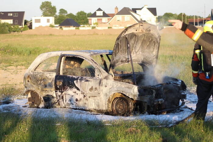 Auto midden in het veld verwoest vanwege brand