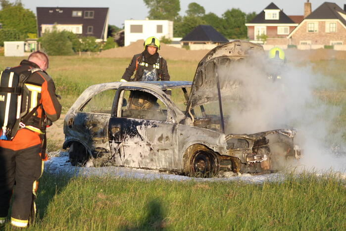 Auto midden in het veld verwoest vanwege brand
