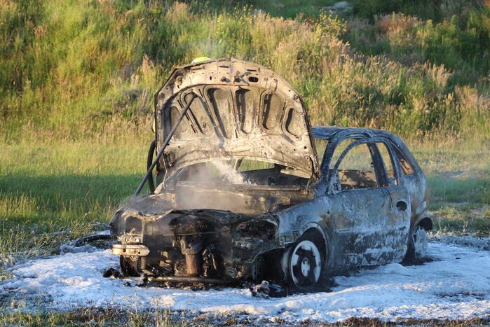 Auto midden in het veld verwoest vanwege brand