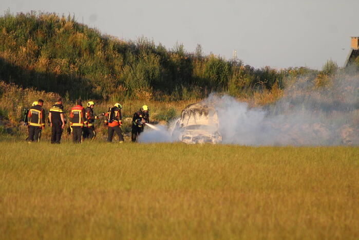 Auto midden in het veld verwoest vanwege brand