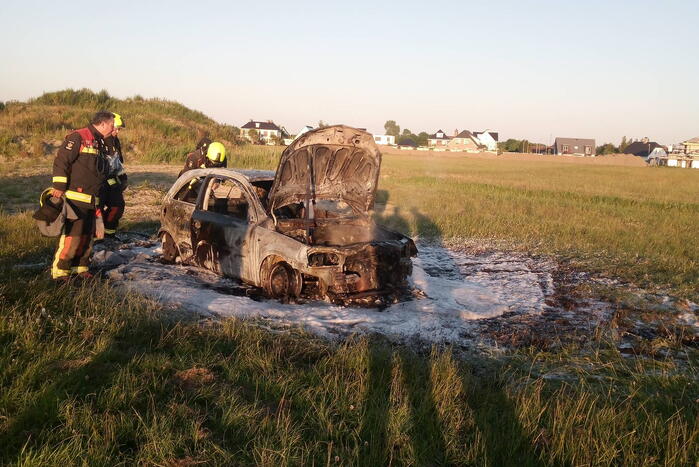Auto midden in het veld verwoest vanwege brand