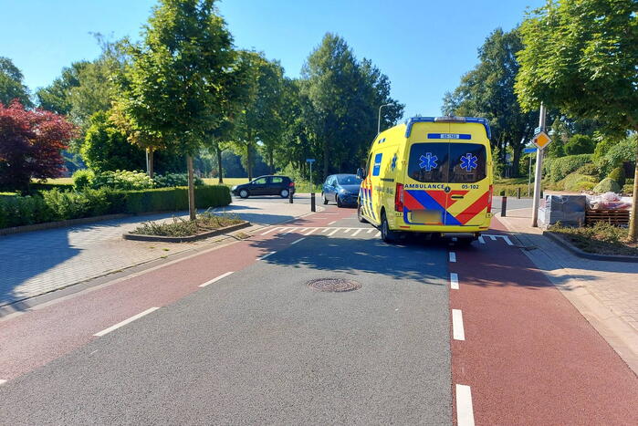 Fietser gewond naar ziekenhuis na botsing met auto