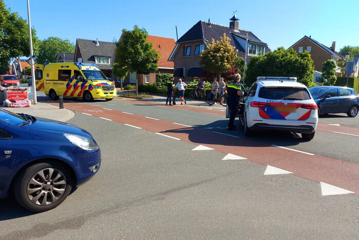 Fietser gewond naar ziekenhuis na botsing met auto