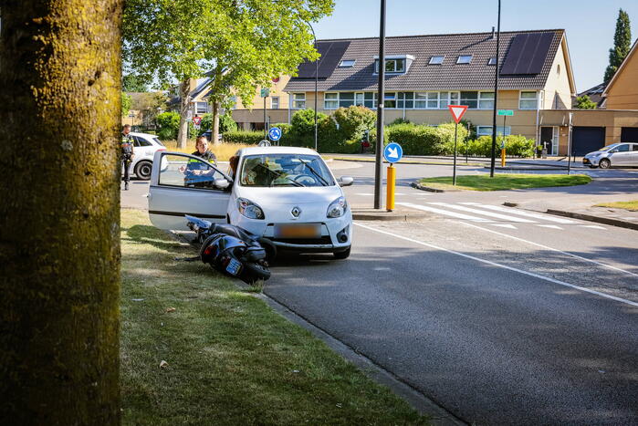 Scooter aangereden op rotonde in Nieuwland