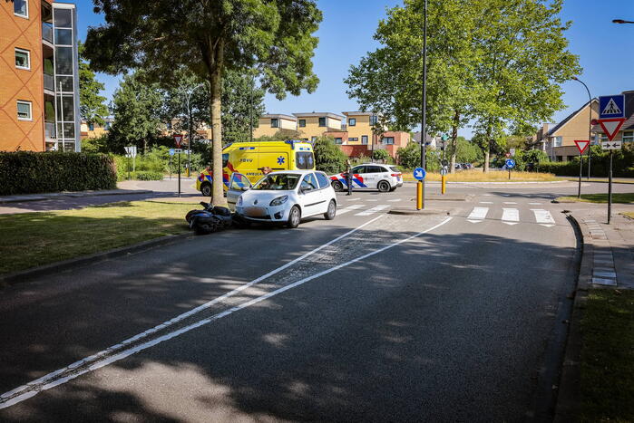 Scooter aangereden op rotonde in Nieuwland