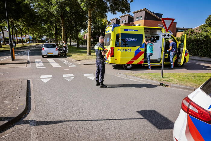 Scooter aangereden op rotonde in Nieuwland