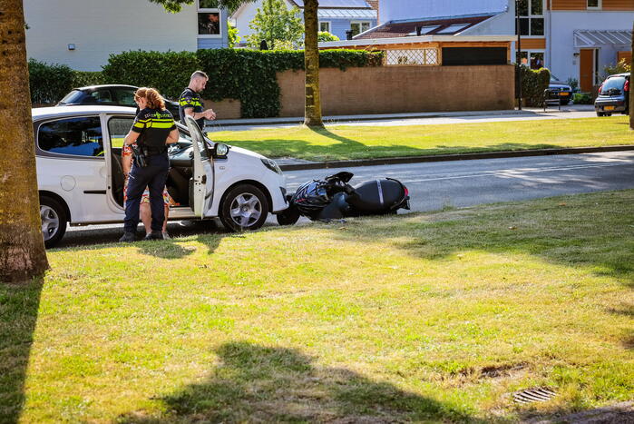 Scooter aangereden op rotonde in Nieuwland