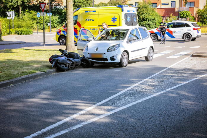 Scooter aangereden op rotonde in Nieuwland