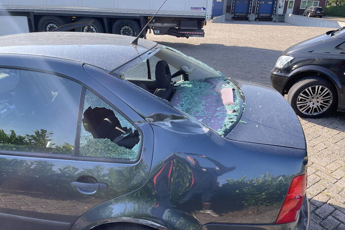 Auto flink beschadigd bij aanrijding met vrachtwagen