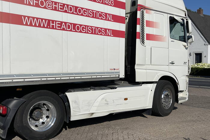 Auto flink beschadigd bij aanrijding met vrachtwagen