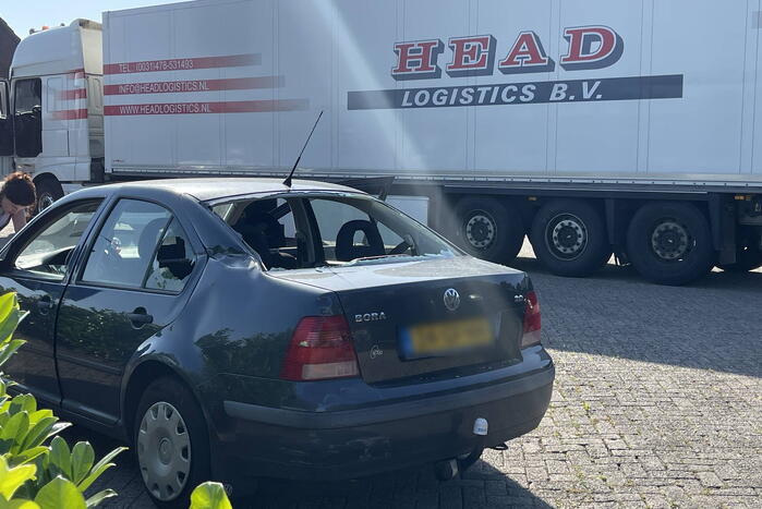 Auto flink beschadigd bij aanrijding met vrachtwagen