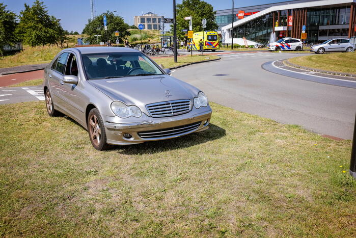 Scooter aangereden op drukke rotonde in Vathorst