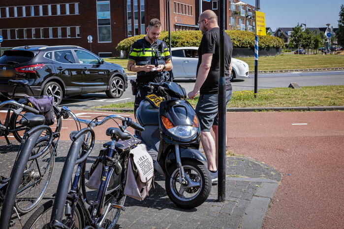 Scooter aangereden op drukke rotonde in Vathorst