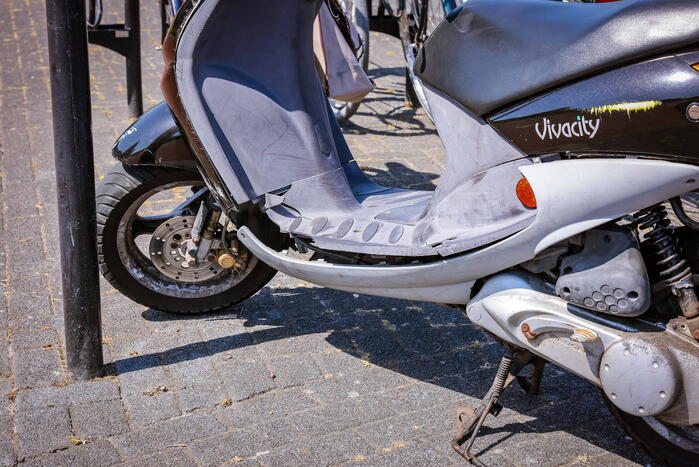 Scooter aangereden op drukke rotonde in Vathorst