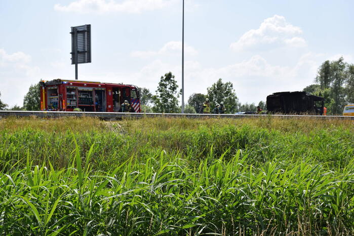 Veegwagen vlieg op snelweg in brand