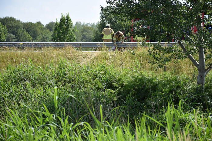 Veegwagen vlieg op snelweg in brand