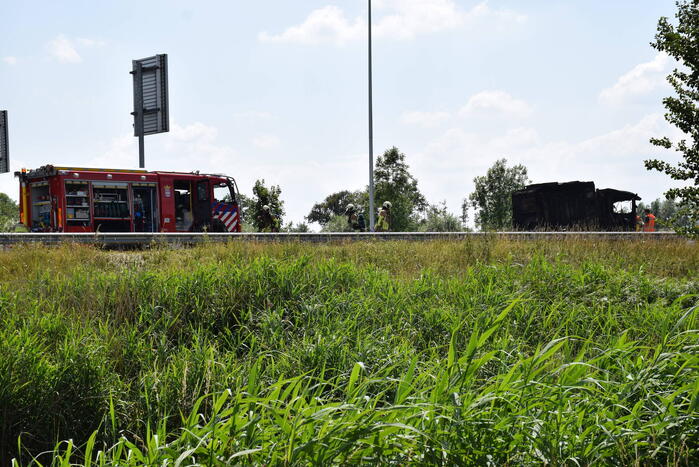 Veegwagen vlieg op snelweg in brand