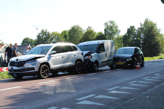 Vier voettuigen betrokken bij kettingbotsing