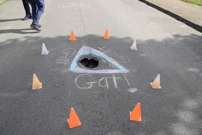 Kinderen waarschuwen voor sinkhole in wegdek