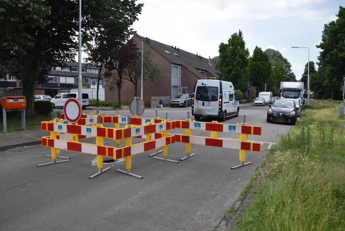 Kinderen waarschuwen voor sinkhole in wegdek