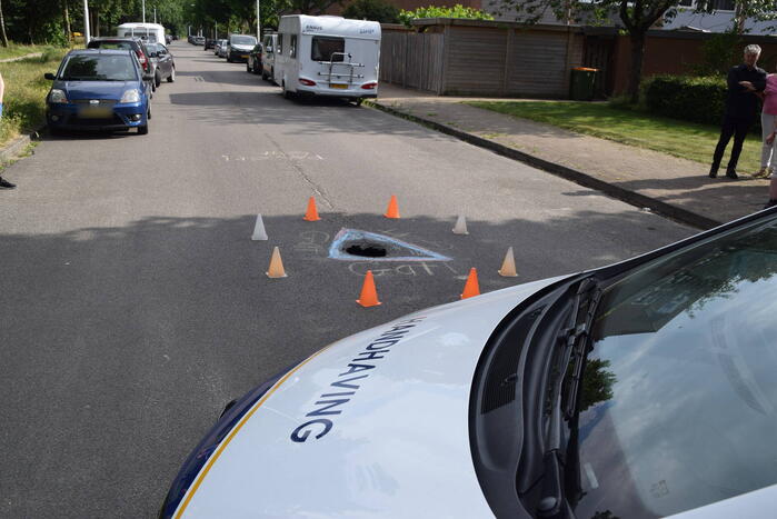 Kinderen waarschuwen voor sinkhole in wegdek
