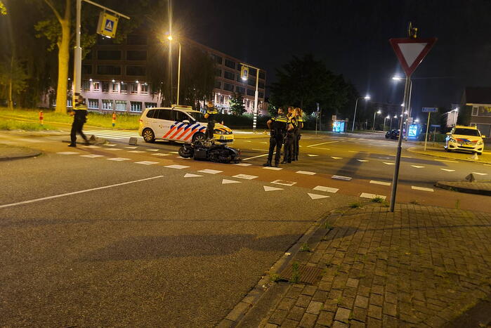 Op de vlucht geslagen scooterrijder gewond