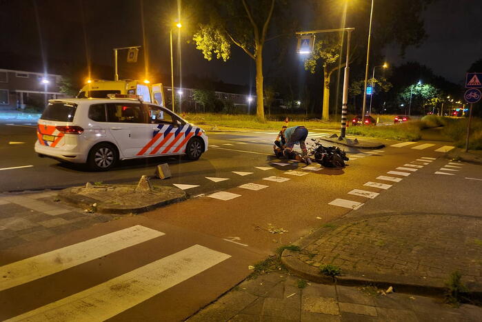 Op de vlucht geslagen scooterrijder gewond