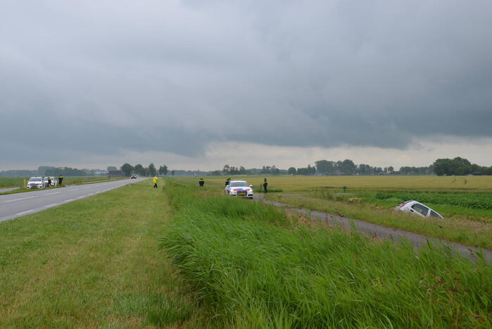 Automobilist belandt in sloot naast provinciale weg
