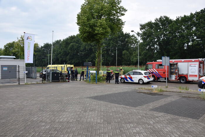 Twee auto's botsen bij uitrit