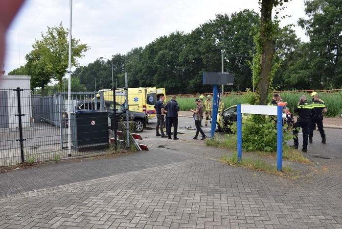 Twee auto's botsen bij uitrit